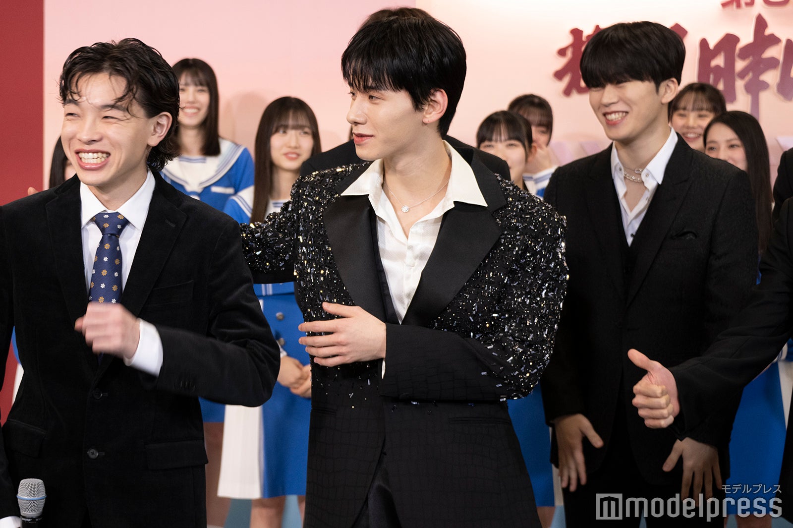 JO1のメンバーと間違えられて笑うimase、笑顔で歓迎する佐藤景瑚と木全翔也（C）モデルプレス