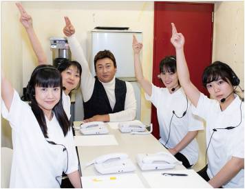 4名の専属のオペレーションスタッフが電話対応を行ってくれる/メーキャップアーティスト・眉間の魔術師 HARUKI/撮影:青山裕企(C)クリエイターズ・ファイル/honto+