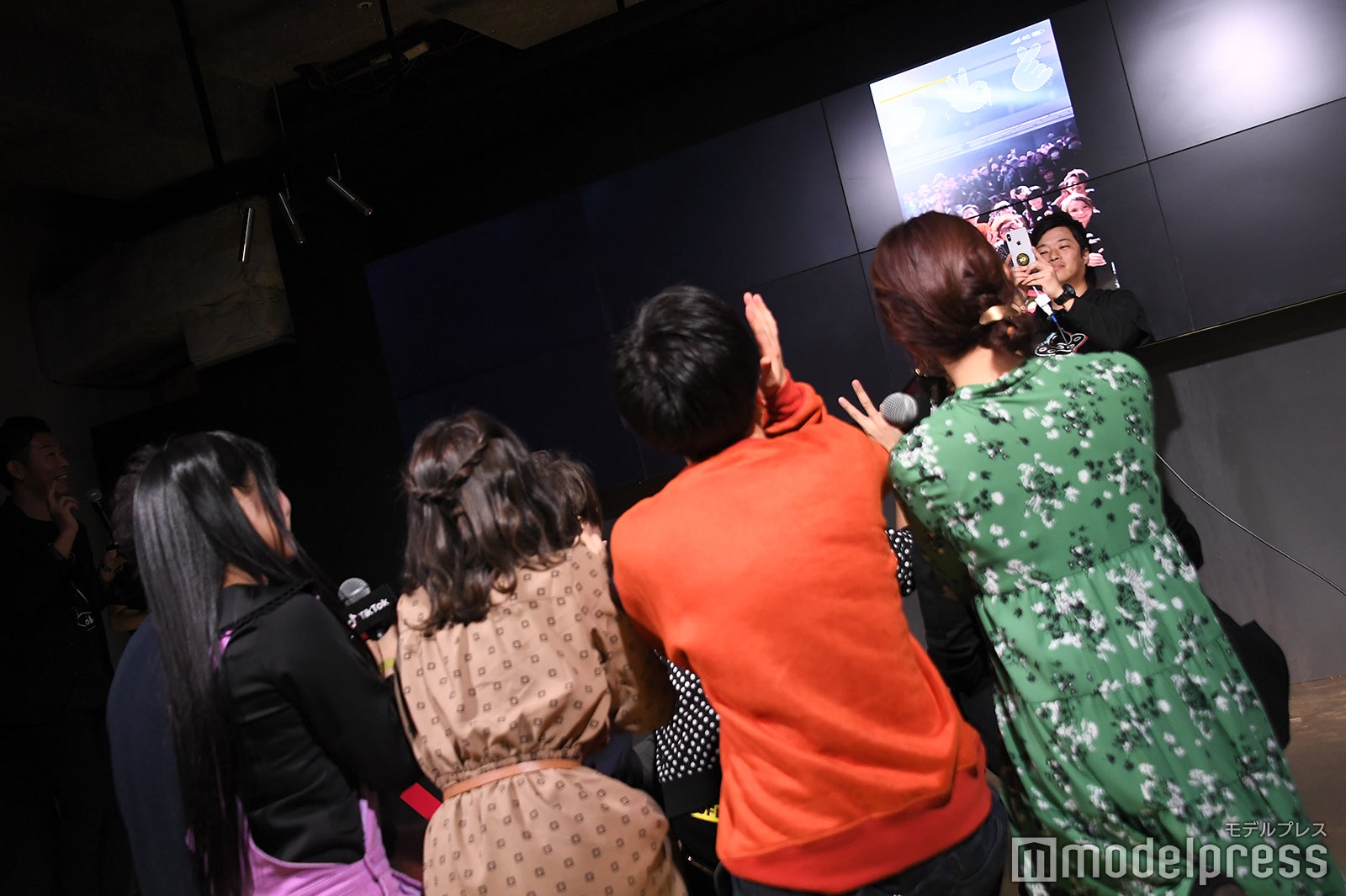 動画撮影中の様子 （C）モデルプレス