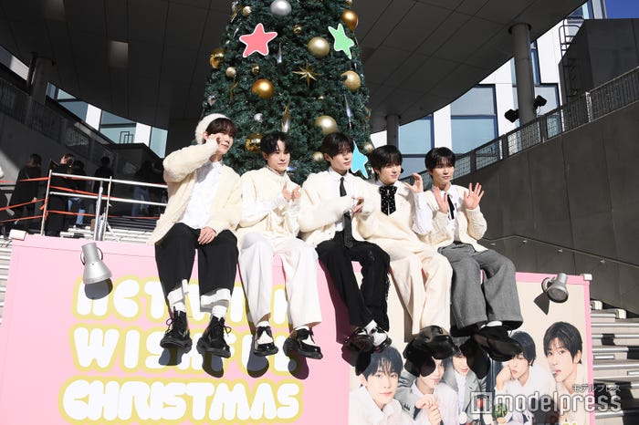 座ってフォトセッションを行ったNCT WISH/リョウ、ユウシ、シオン、サクヤ、ジェヒ(※リクは欠席)(C)モデルプレス