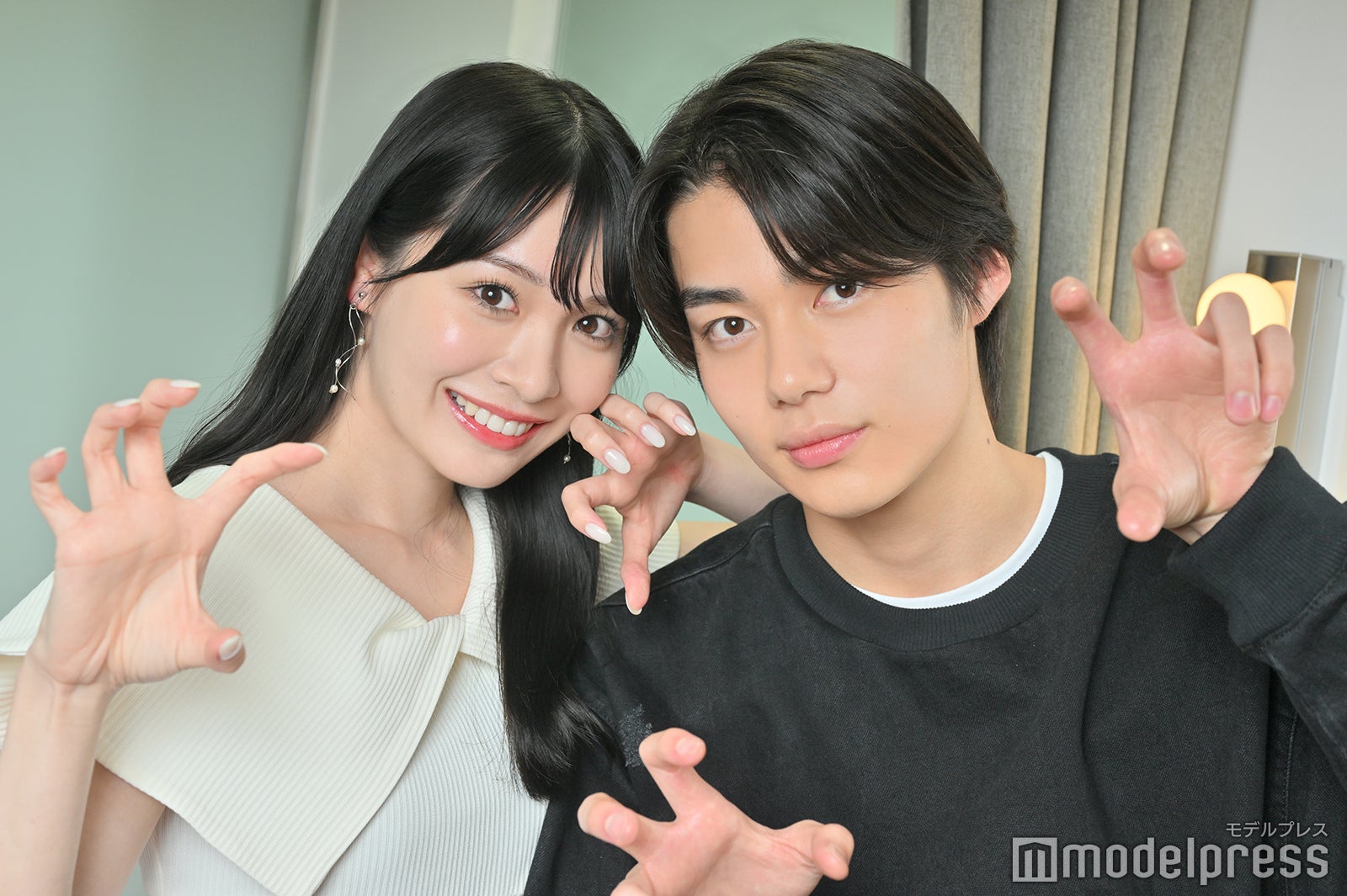 “オオカミポーズ”を披露する中川紅葉、今井竜太郎（C）モデルプレス