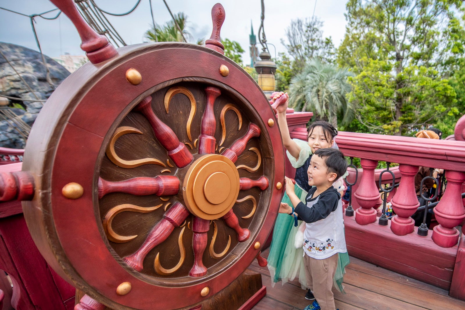 「ピーターパンのネバーランド」内にある海賊船で楽しんでいるゲストの様子（C）Disney