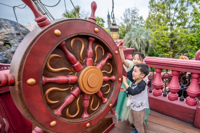 「ピーターパンのネバーランド」内にある海賊船で楽しんでいるゲストの様子(C)Disney