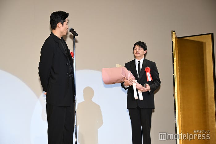 鈴木亮平、眞栄田郷敦(C)モデルプレス