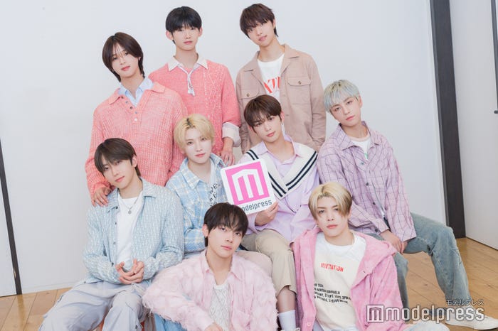 &TEAM(上段左より)K、JO、EJ(中段左より)FUMA、YUMA、HARUA、TAKI(下段左より)NICHOLAS、MAKI(C)モデルプレス
