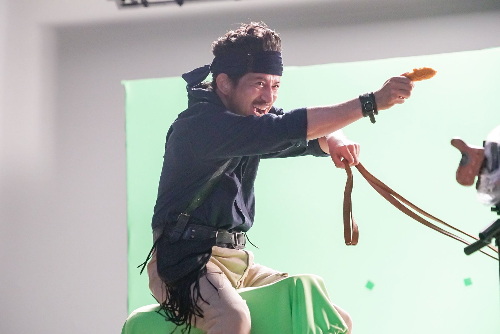 岡田准一／新CM「チキチキン THE ガーリックペッパー」篇メイキングより（提供写真）