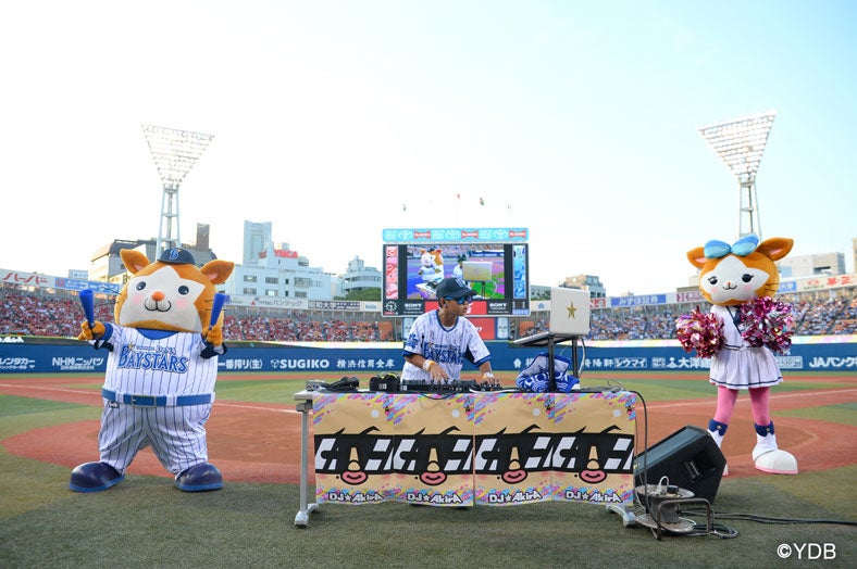 試合直前のライブパフォーマンスおよび選手入場のMCを担当したDJ☆AkirA（C）YDB