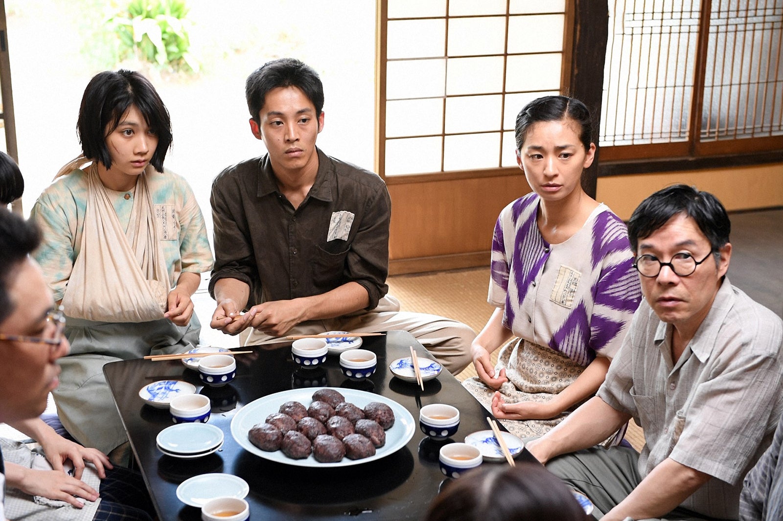 松本穂香、松坂桃李、尾野真千子、田口トモロヲ／「この世界の片隅に」第8話より（C）TBS