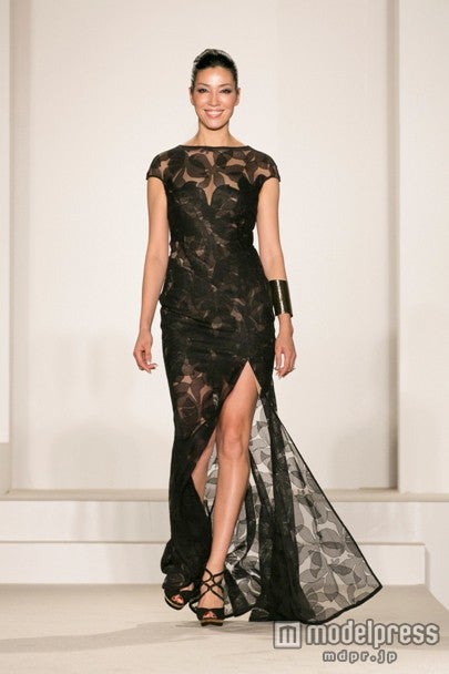 スリットドレスで美脚を披露したアンミカ