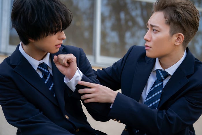 木村慧人、椿泰我「レッドブルー」第1話(C)「レッドブルー」製作委員会・MBS(C)波切敦/小学館