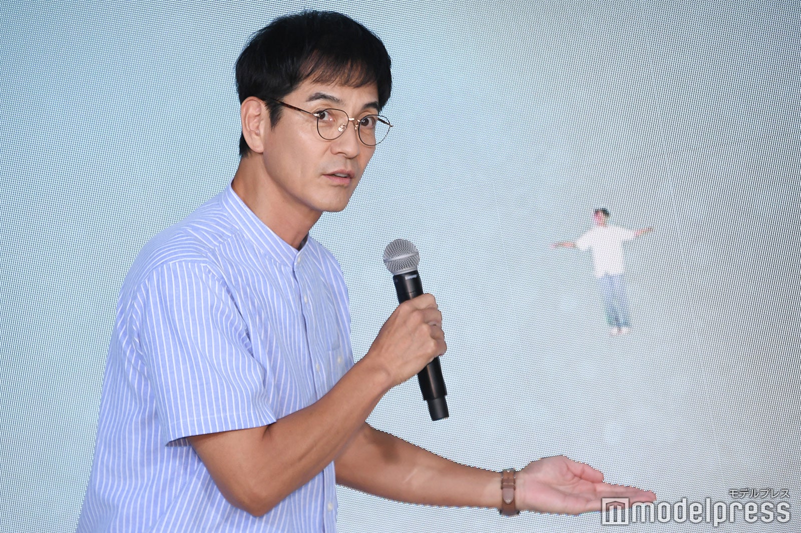 15cmの八木勇征を飛ばせてみる沢村一樹（C）モデルプレス