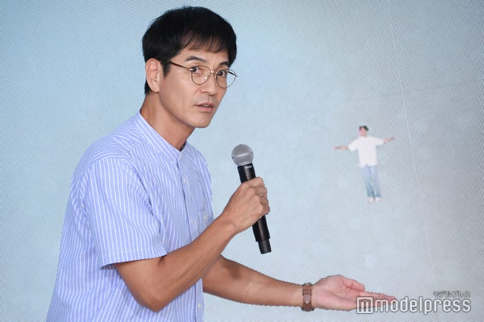 15cmの八木勇征を飛ばせてみる沢村一樹(C)モデルプレス