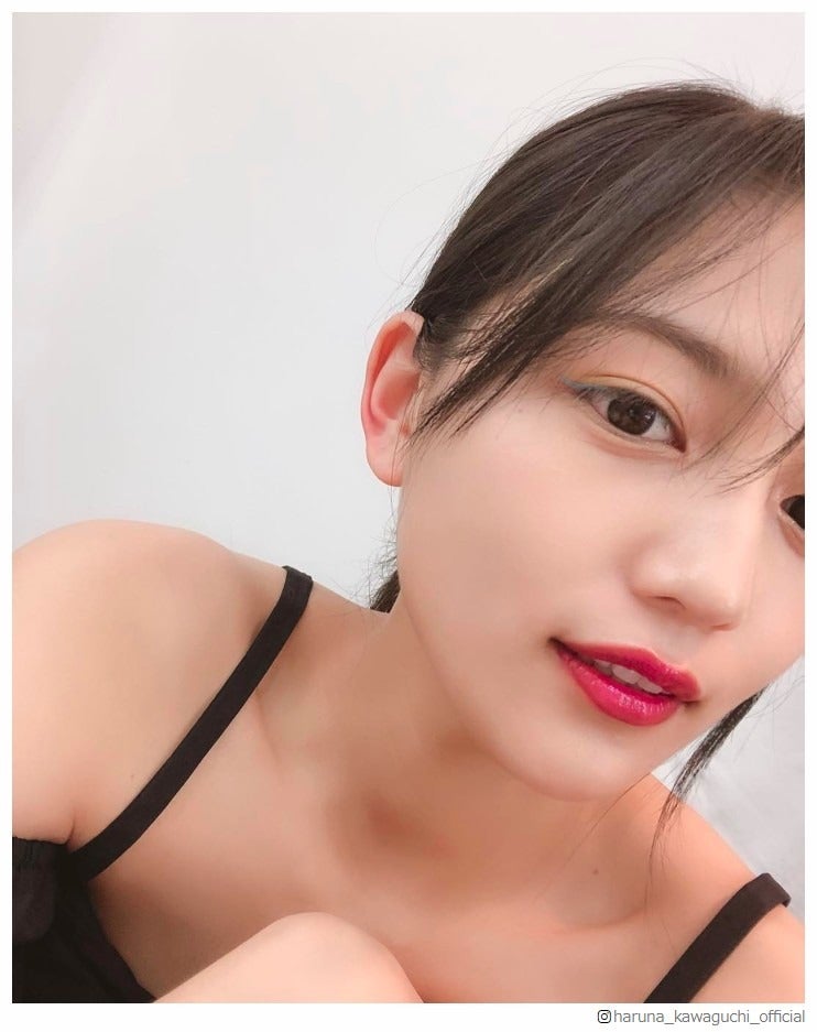 川口春奈、赤リップでデコルテあらわ 雰囲気ガラリのSEXYショットに反響