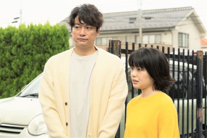 香取慎吾、岸井ゆきの (C)2022“犬も食わねどチャーリーは笑う”FILM PARTNERS