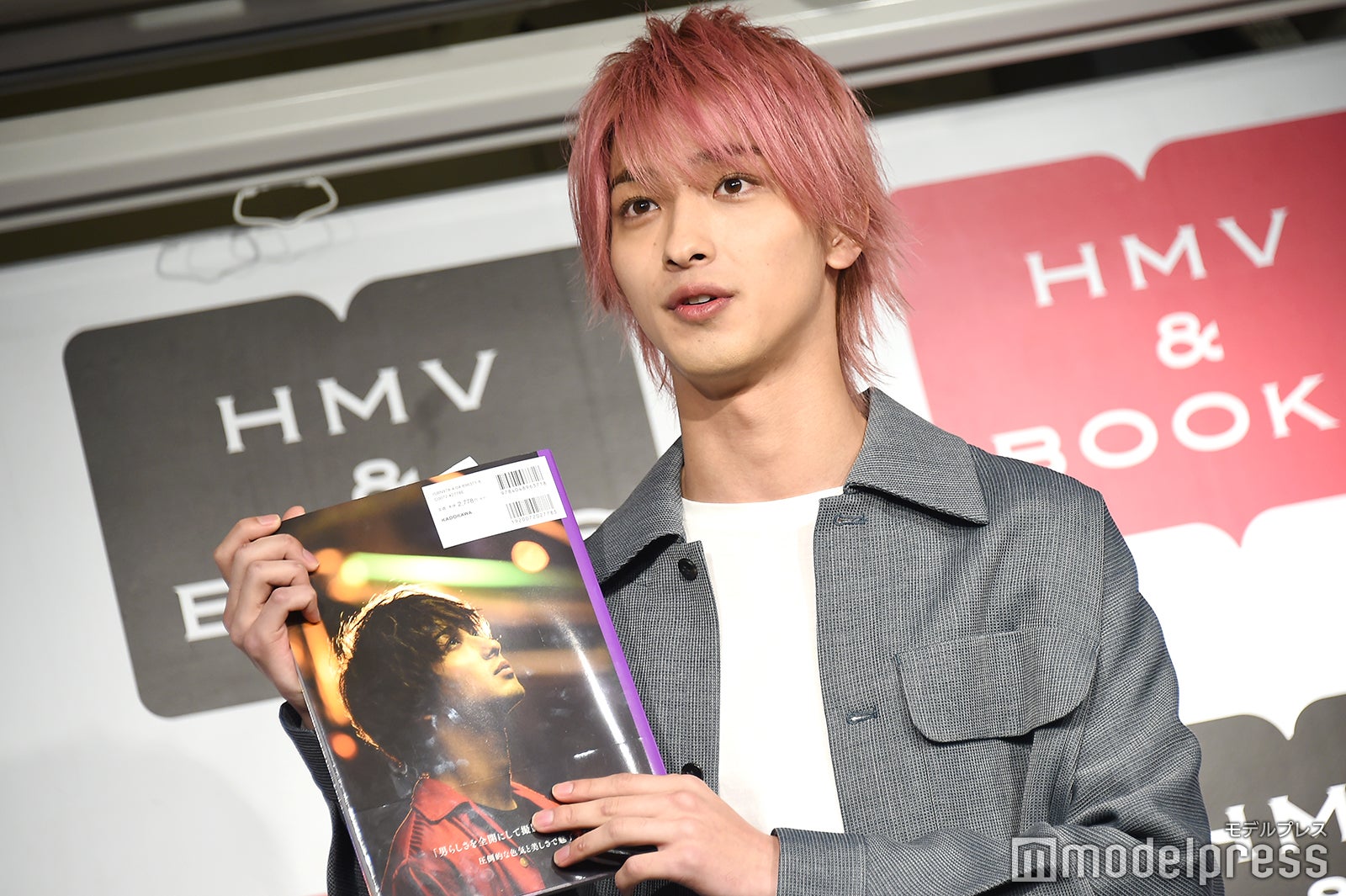 お気に入りの裏表紙について話す横浜流星（C）モデルプレス