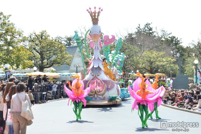花のコスチュームダンサー／ハピネス・イズ・ヒア