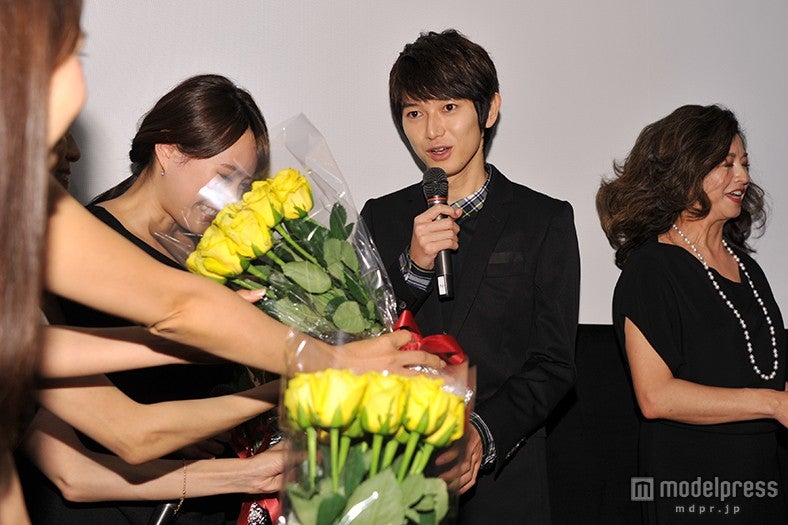 花束を受け取る本郷奏多