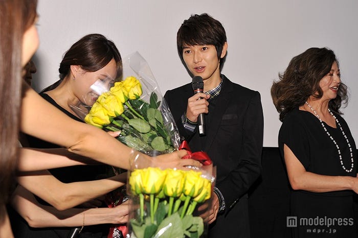 花束を受け取る本郷奏多