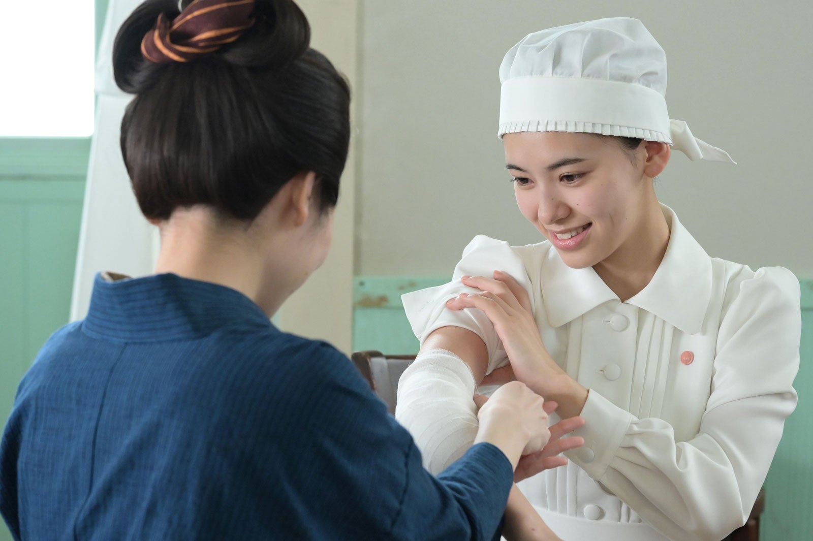 東野絢香、池田朱那「風、薫る」第63話（C）NHK