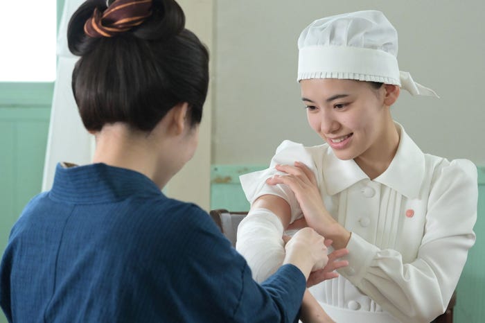 東野絢香、池田朱那「風、薫る」第63話(C)NHK