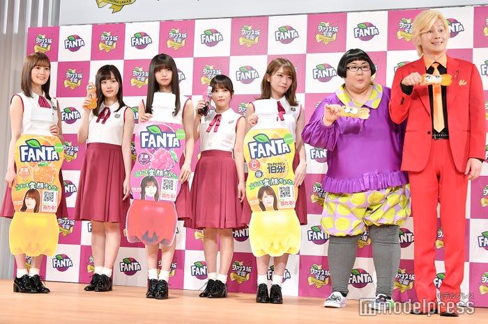 (左から)生田絵梨花、山下美月、齋藤飛鳥、与田祐希、秋元真夏、安藤なつ、カズレーザー/「『ファンタ坂学園』入学式」 (C)モデルプレス