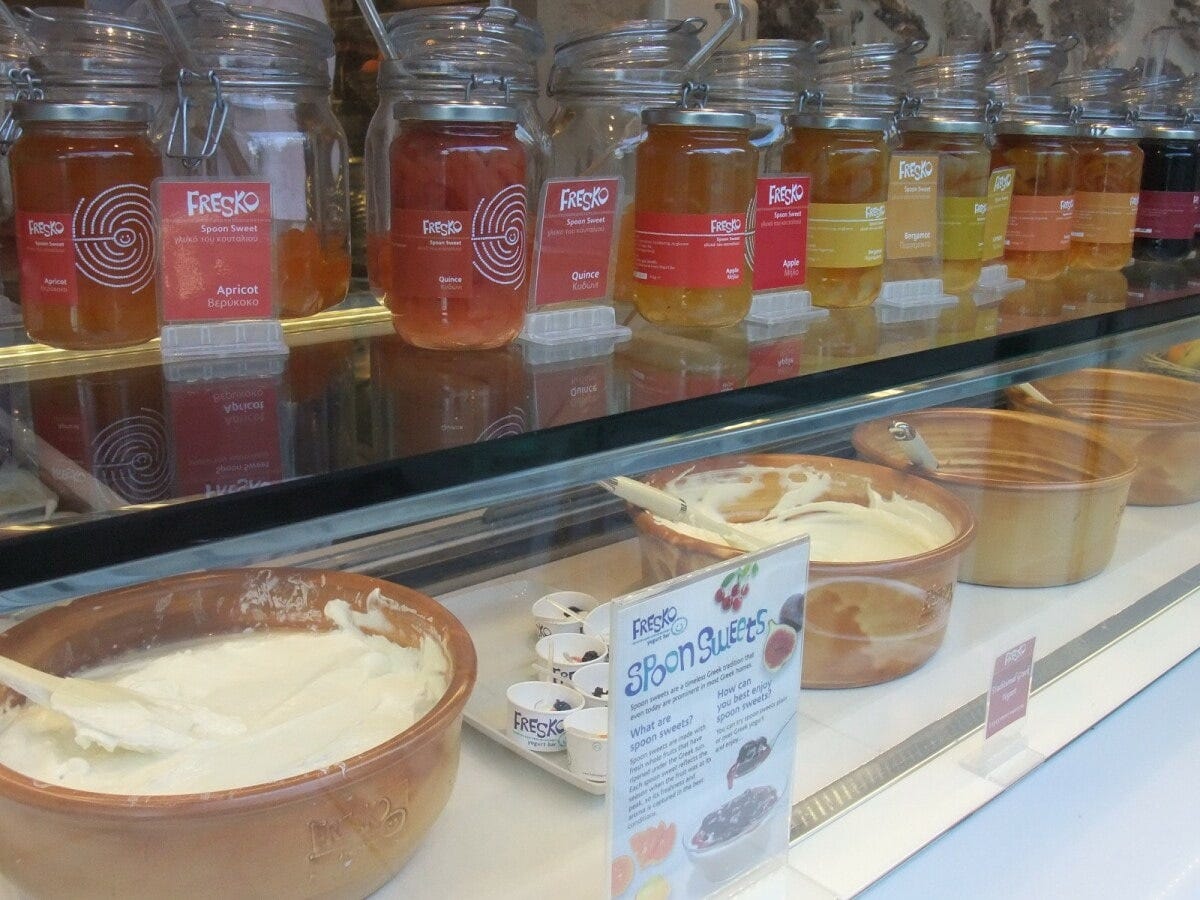 ヨーグルトバーには、伝統的な製法で作られたギリシャヨーグルトとトッピング用のさまざまなフルーツのシロップ煮がある