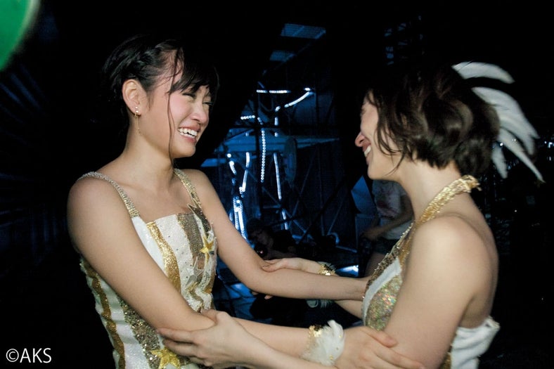 「前田敦子 涙の卒業宣言！in さいたまスーパーアリーナ ～業務連絡。頼むぞ、片山部長！～ 」ブックレット写真／前田敦子、大島優子（C）AKS