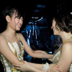 「前田敦子 涙の卒業宣言!in さいたまスーパーアリーナ ~業務連絡。頼むぞ、片山部長!~ 」ブックレット写真/前田敦子、大島優子(C)AKS