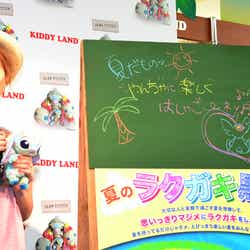 西山茉希、「夏のラクガキ黒板」(c)Disney