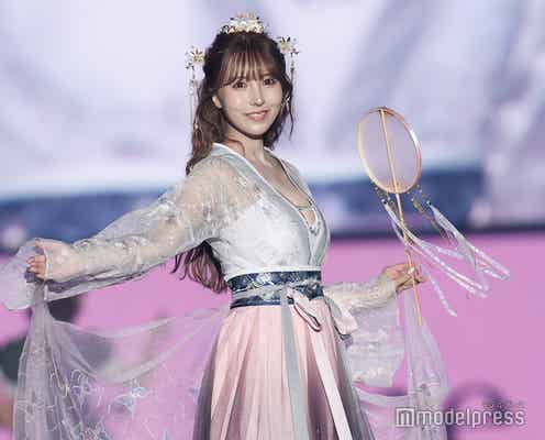 三上悠亜、ふんわりバストのぞく淡色コスプレ姿が美しい<関コレ2021A/W>
