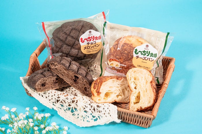も～っちり食感チョコメロンパン、も～っちり食感チーズパン（提供写真）