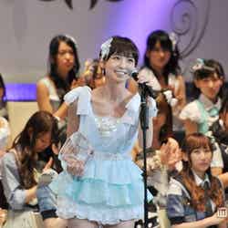 「AKB48 27thシングル 選抜総選挙 ～ファンが選ぶ64議席～」でスピーチをする篠田麻里子