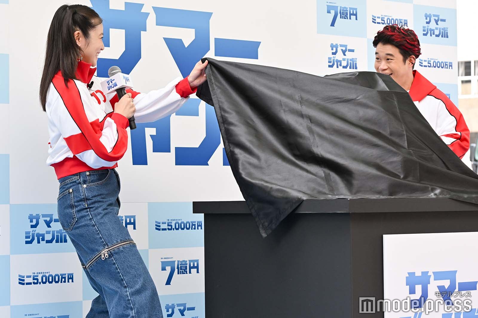 7億円をアンベールする今田美桜、矢本悠馬（C）モデルプレス