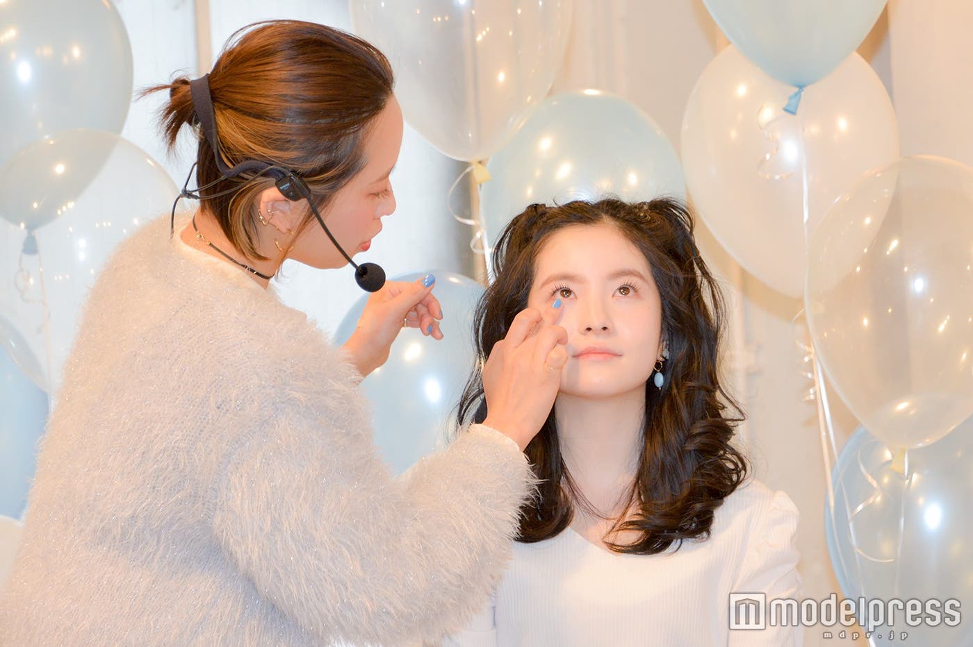 トントントンと叩くようになじませるのがコツ/モデル:橘田岬(C)モデルプレス