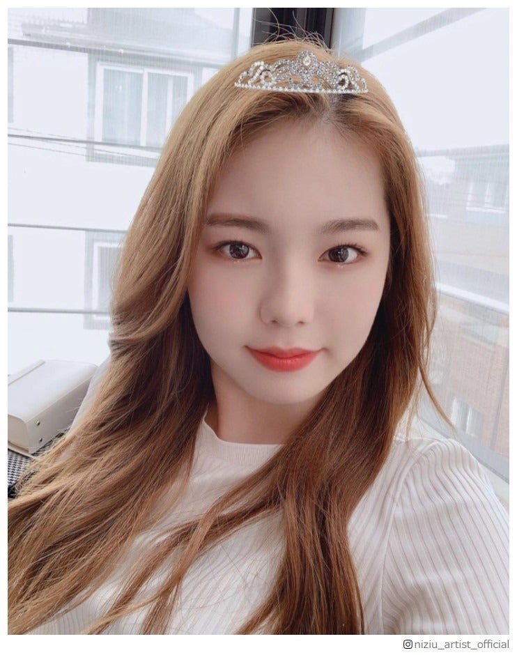 NiziUアヤカ、ティアラ姿の自撮り公開 「天使」「可愛すぎる」の声