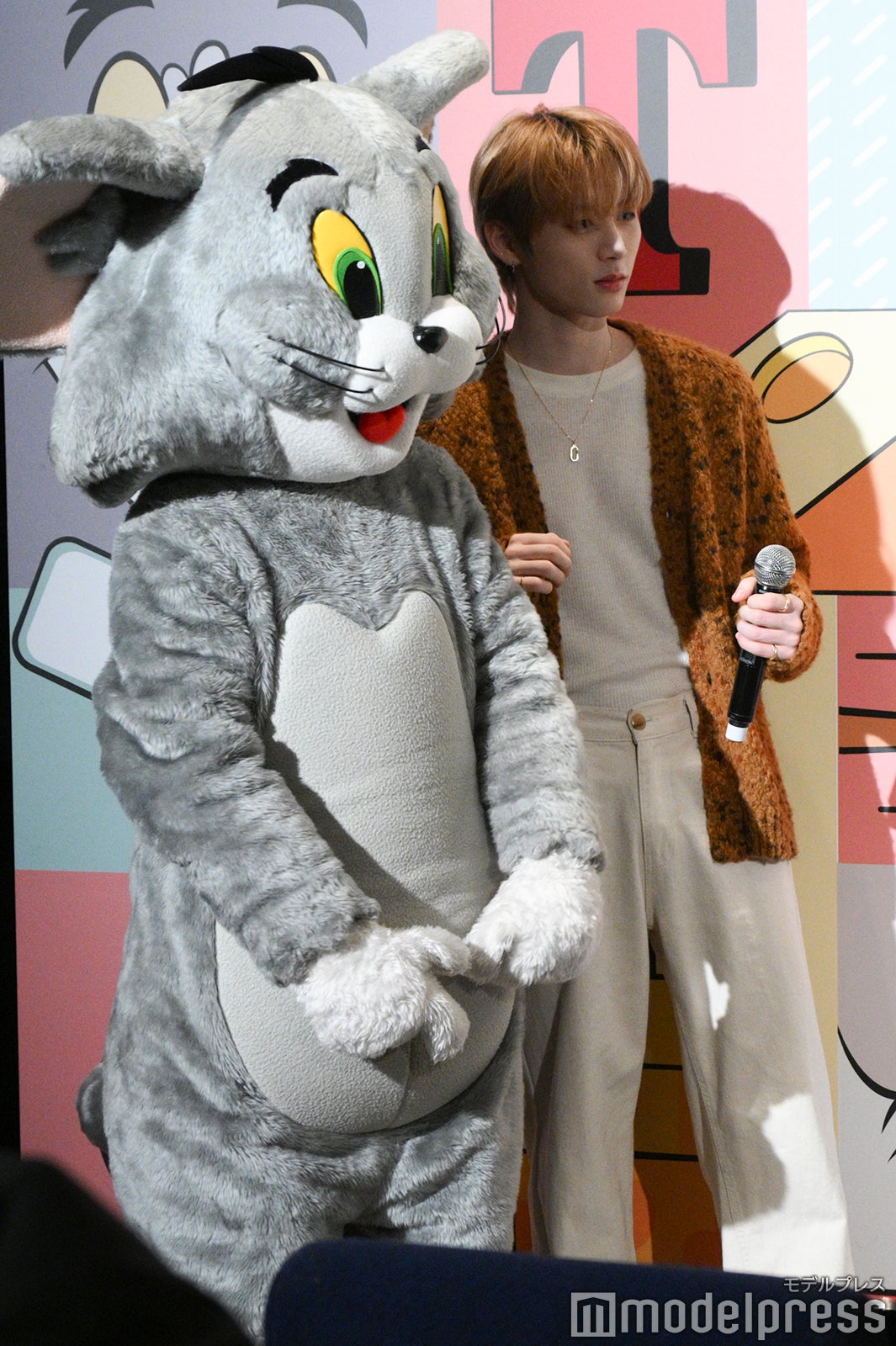 トムの影に隠れるTAESAN（テサン）（C）モデルプレス