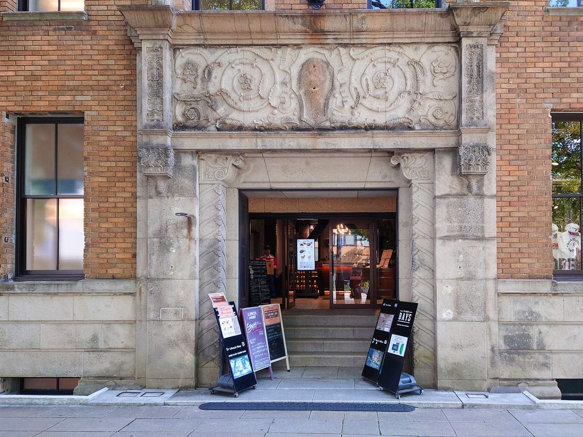 アネモネが運営しているバー「ADONIS045」の入口として登場した「THE BAYS」