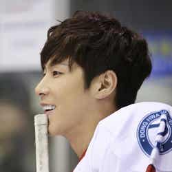 大企業の御曹司で、アイスホッケーの選手を演じる東方神起のユンホ/場面カット