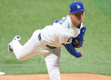 山本由伸もビックリ！頭を抱えて驚き拍手 二塁・ロハスがダイビングキャッチにジャンピングスロー 再三の好守で後押し→5回までノーノーで応える