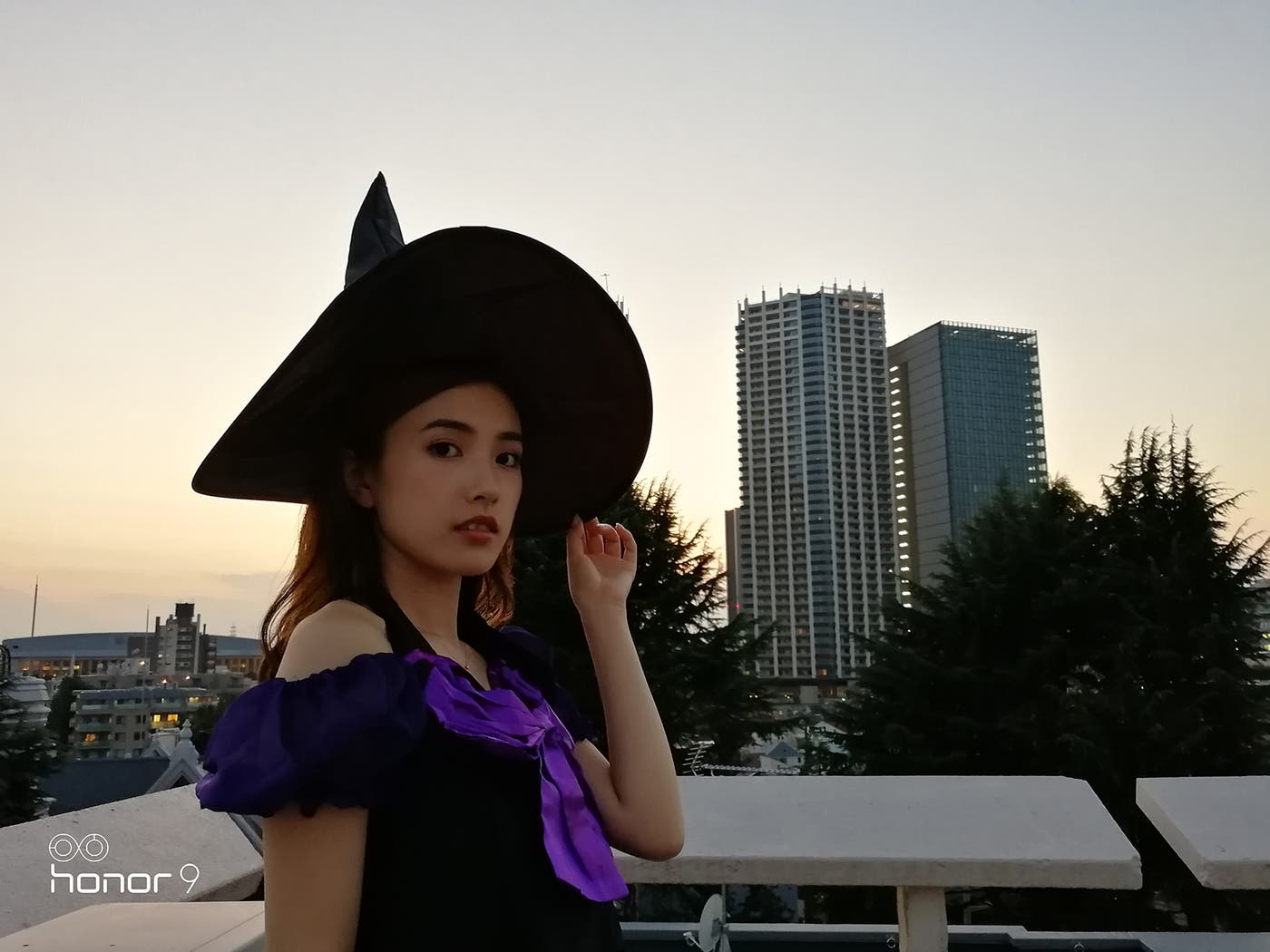 薄暗い夕焼けでも人物と建物をしっかり表現