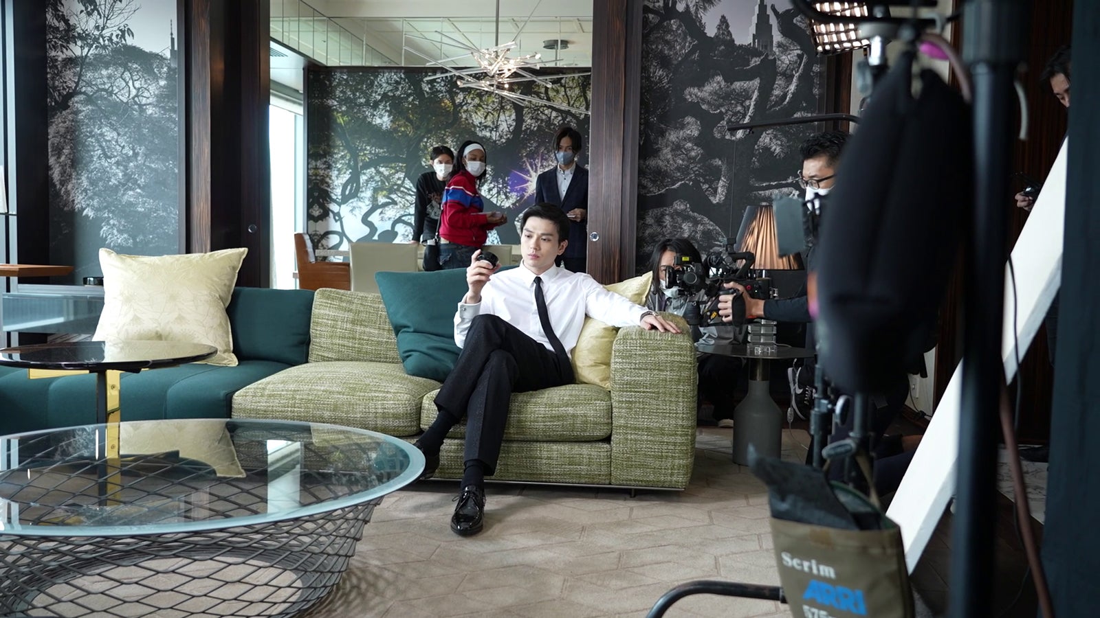 新田真剣佑／CMメイキングカット（提供写真）