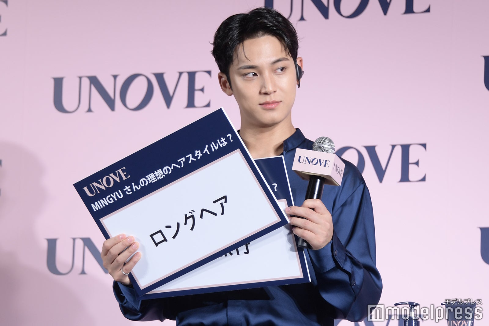フリップをもうめくっていいかMCの進行を気にするミンギュ（C）モデルプレス