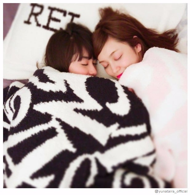 平祐奈＆平愛梨の“寝顔ショット”が悶絶級「可愛いの極み」「美人姉妹の破壊力」