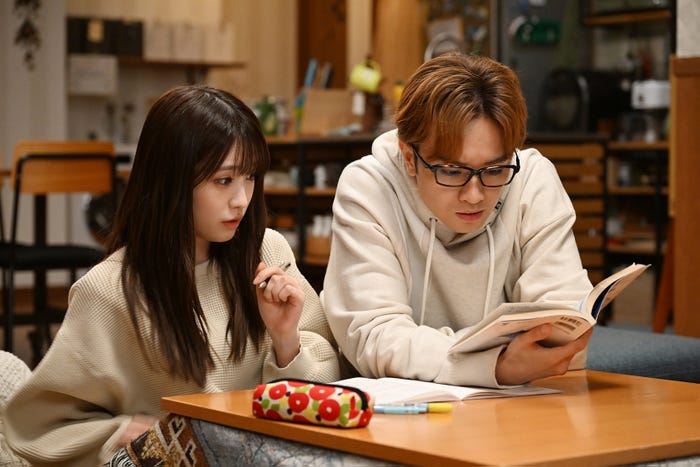 高橋ひかる、中島健人「リビングの松永さん」第8話より(C)カンテレ