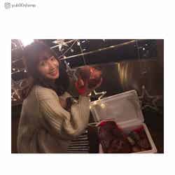 大島優子にハマグリをプレゼントした小嶋陽菜／大島優子Instagramより