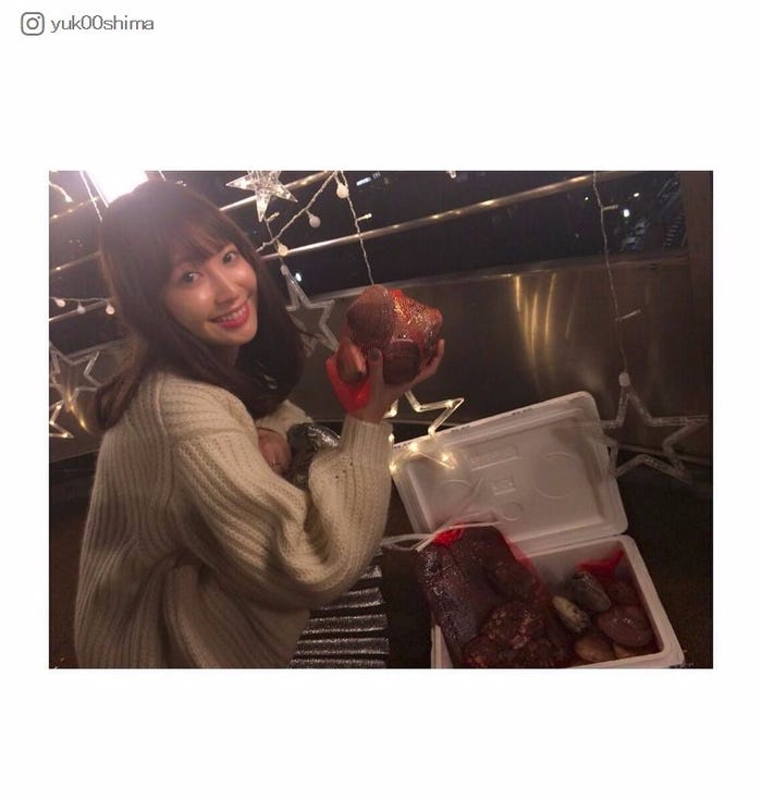 大島優子にハマグリをプレゼントした小嶋陽菜/大島優子Instagramより