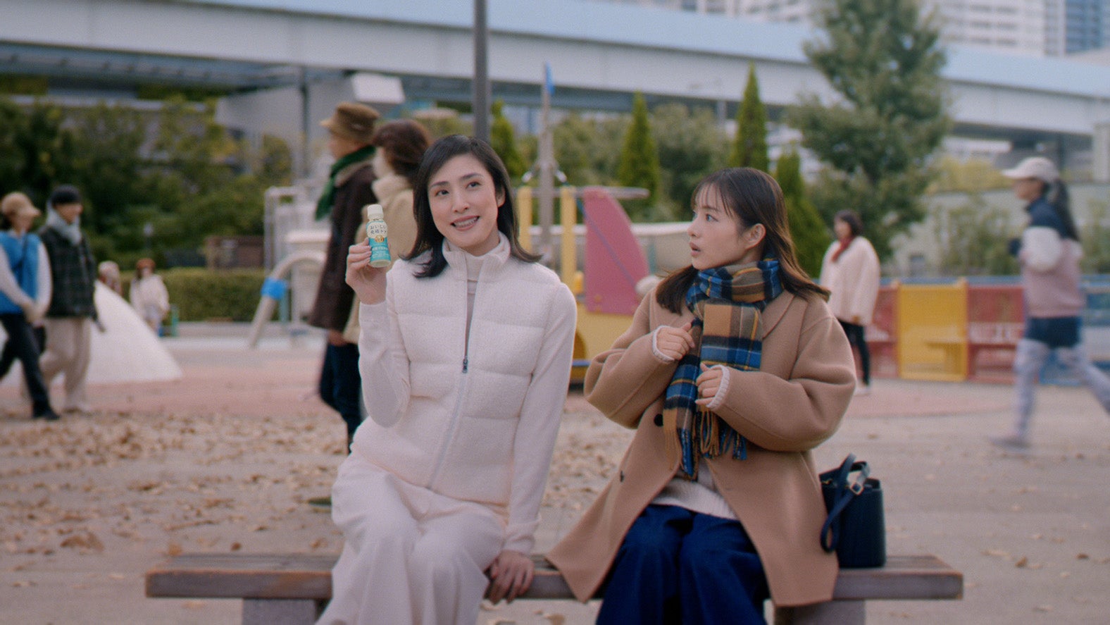 天海祐希、石原さとみ「『キリン　おいしい免疫ケア』冬の家族の健康対策」篇（提供写真）