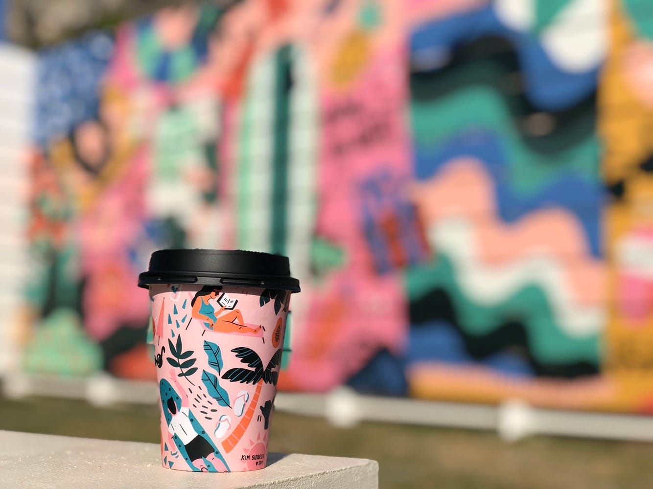 「ハレアイナ・ホア」沖縄の新ハワイアンカフェ、アートなデザインカップに注目