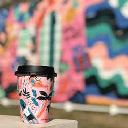 「ハレアイナ・ホア」沖縄の新ハワイアンカフェ、アートなデザインカップに注目