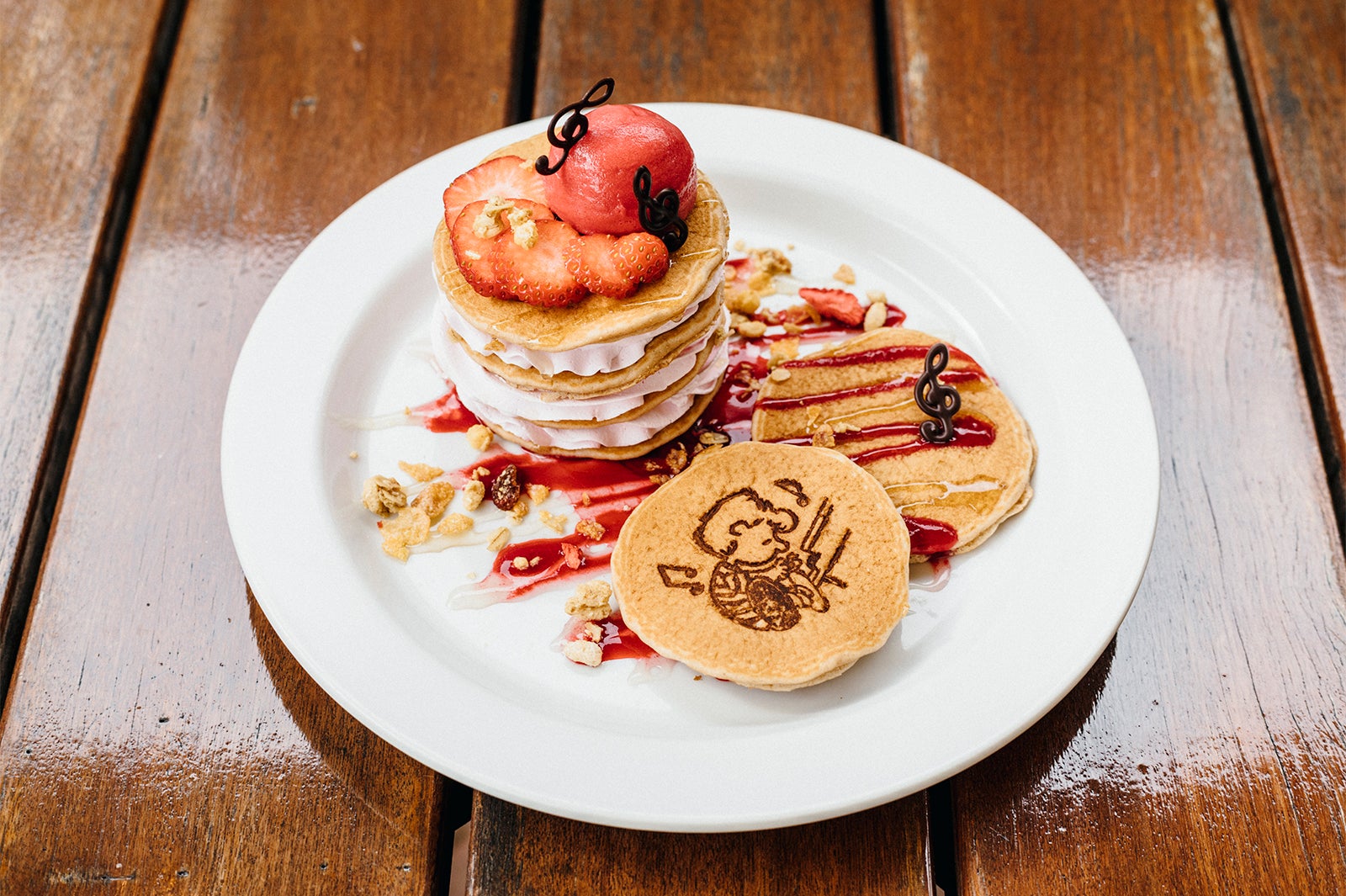 シュローダ―のベリーパンケーキ（1,280円）（C）Peanuts Worldwide LLC